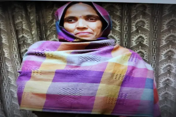 अम्बेडकरनगर में जर्जर छज्जे पर बना शौचालय गिरा, मलबे में दबकर महिला की मौत